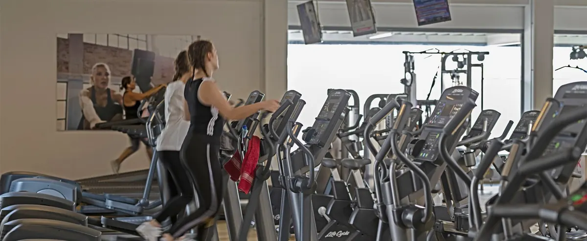 Cardiobereich im ENERGYM Öhringen mit Laufbändern und Crosstrainern