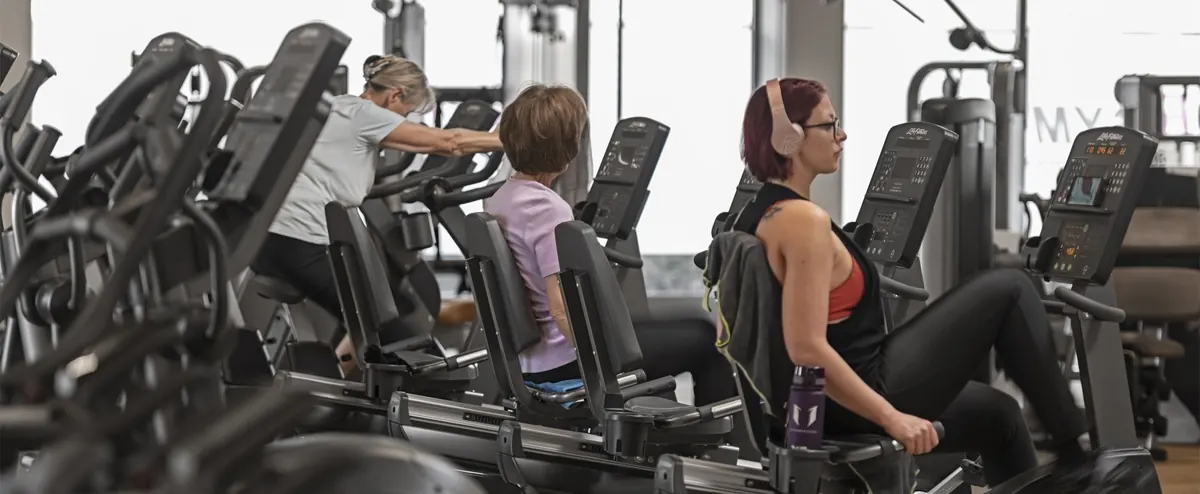 Mitglied beim Ausdauertraining auf dem Crosstrainer