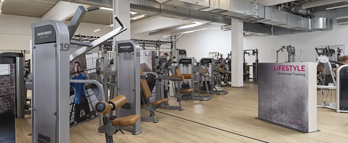Reihe von Kraftgeräten von LifeFitness auf der Trainingsfläche