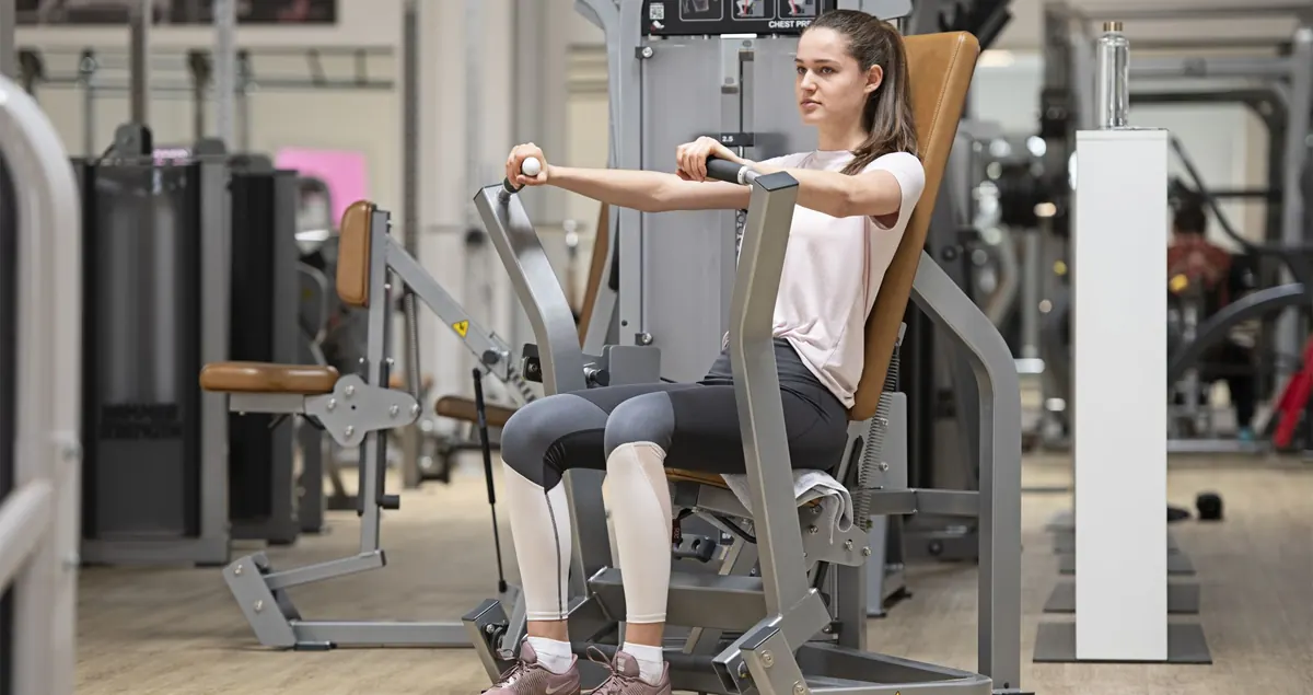 Training an einem Kraftgerät im ENERGYM Öhringen