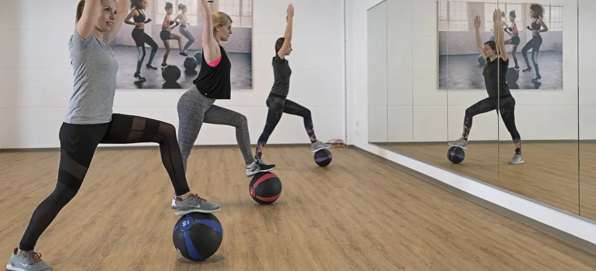 Kursraum im ENERGYM mit Teilnehmerinnen beim Workout