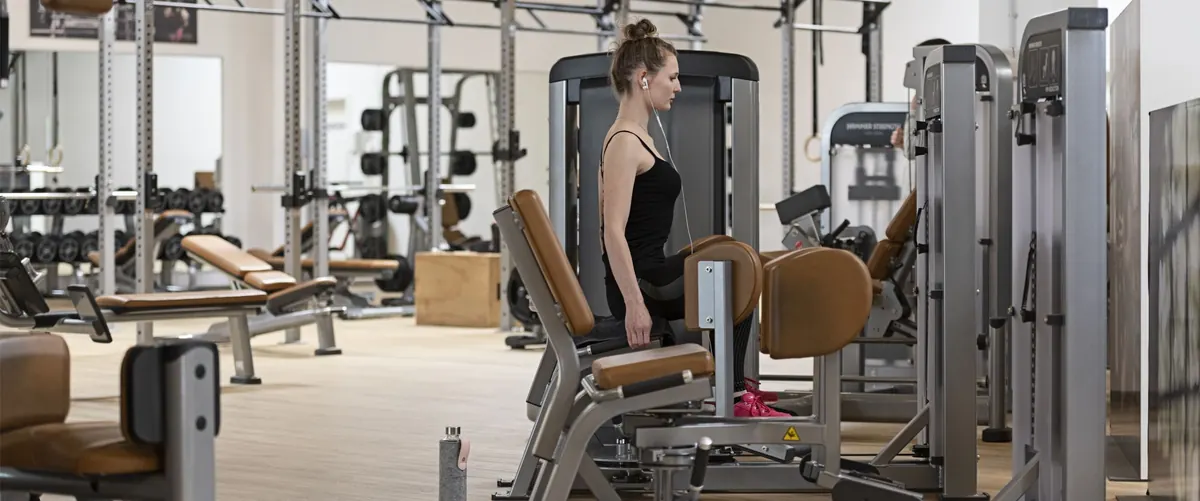 Trainingsfläche mit Kraftgeräten im ENERGYM Öhringen